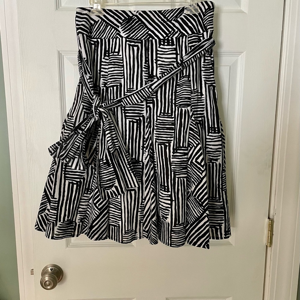 Black and White Geometric Print Skirt by 600 West. Size 8